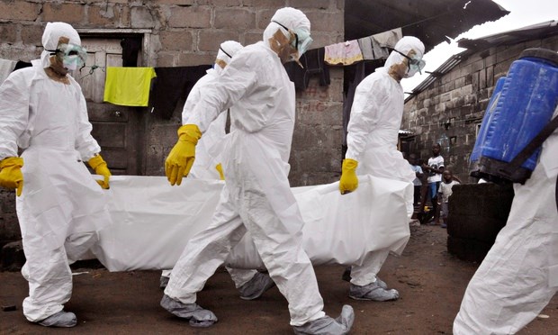 Vận chuyển thi thể nạn nhân tử vong vì virus Ebola ở Monrovia, Liberia. (Nguồn: AP)