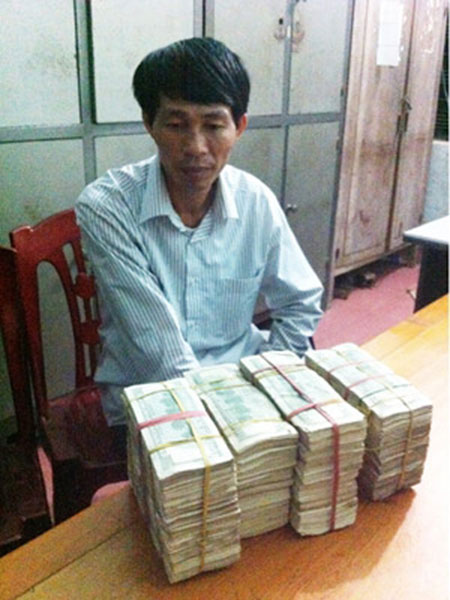 Đối tượng Trần Hậu Thọ cùng tang vật vụ án tại cơ quan điều tra.