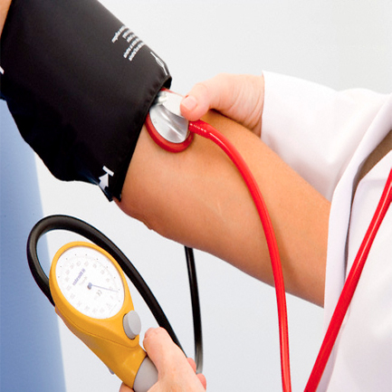 Nên thường xuyên đo huyết áp để phát hiện bệnh và điều trị kịp thời