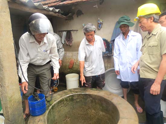 Cần được xử lý nước sinh hoạt sau bão lụt theo hướng dẫn của cán bộ y tế địa phương.