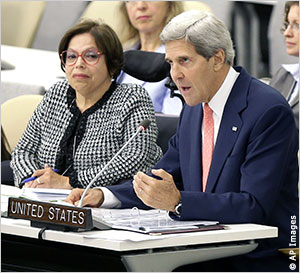Judith Heumann cùng với John Kerry, Ngoại trưởng Mỹ, tại một buổi hội đàm.