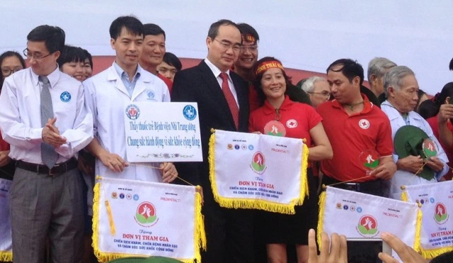 Đồng chí Nguyễn Thiện Nhân (áo đen, đứng giữa), Ủy viên Bộ Chính trị, Chủ tịch Ủy ban Trung ương Mặt trận Tổ Quốc Việt Nam tại lễ phát động.