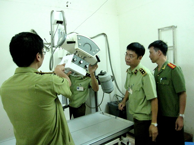 Cơ quan chức năng kiểm tra thiết bị y tế tại các cơ sở ngày 12/8. Ảnh: PV