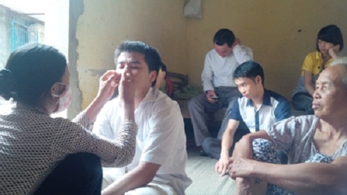 Chữa cận, xoang mũi, lang trắng..., bà Thược chỉ cần dùng gai bưởi sắc nhọn khía cho máu ứa ra mà không cần bất cứ loại thuốc nào - ông Nguyễn Mậu Hiền.