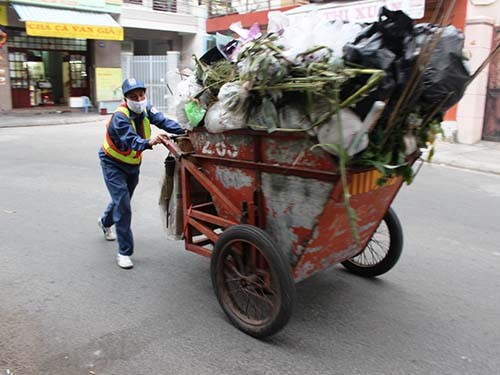 Công nhân công ty trách nhiệm hữu hạn một thành viên Môi trường và Đô thị Nha Trang lao động vất vả nhưng quyền lợi được hưởng không thỏa đáng.