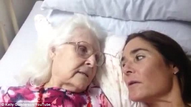 Người mẹ Daphne Tresher (87 tuổi) gọi tên con gái Kelly sau hơn 10 năm mất trí vì chứng Alzheimer