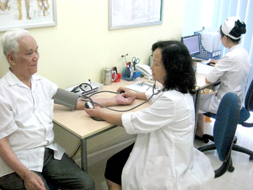 Người bệnh tăng huyết áp cần định kỳ đi khám bác sĩ.