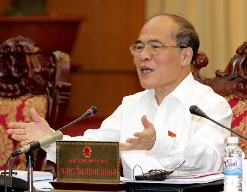 Chủ tịch Quốc Hội Nguyễn Sinh Hùng tại phiên thảo luận, các Ủy viên Thường vụ Quốc hội đã bàn về cân đối thu chi, tỷ lệ đầu tư cho phát triển/GDP trong năm nay và năm 2015.