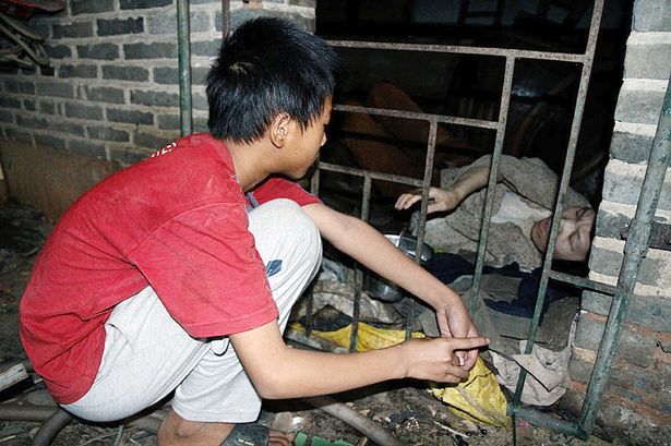 Luo Jinhui bên cạnh mẹ Luo Jinhui bên cạnh mẹ