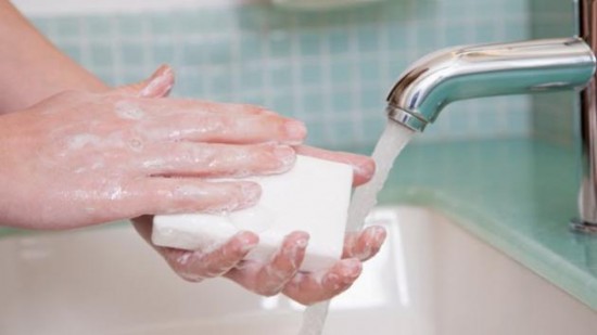 Rử tay sạch trước khi ăn, sau khi đi vệ sinh và tiếp xúc với đồ vật để phòng bệnh lỵ trực khuẩn