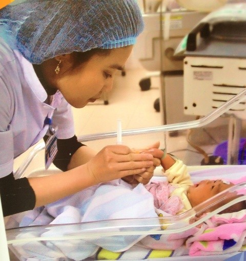 Vẫn còn nhiều quốc gia còn cần phải giải quyết vấn đề thiếu hụt nghiêm trọng trong công tác chăm sóc sức khỏe thai sản. Ảnh UNFPA.