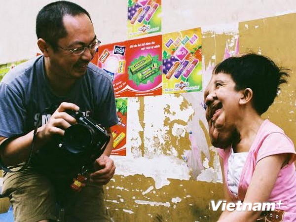 Murayama Yasufumi trò chuyện với chị Đỗ Thùy Dương, nạn nhân chất độc da cam. Ảnh: Vietnamplus.