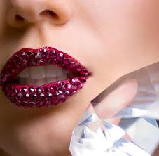 "Cái răng cái tóc là góc con người". Sức khỏe răng miệng quý như "kim cương", đồ trang sức của mỗi người.