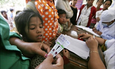 Người dân đổ xơ đi xét nghiệm HIV ở Roka, Campuchia. Ảnh: Phearum/THX/Corbis
