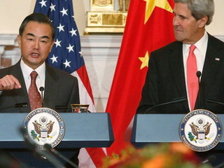 Ngoại trưởng Trung Quốc Vương Nghị đứng cạnh Ngoại trưởng Mỹ John Kerry - Ảnh: Reuters.