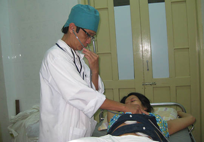 Bác sĩ Tôn Thất Phúc thăm khám bệnh nhân.