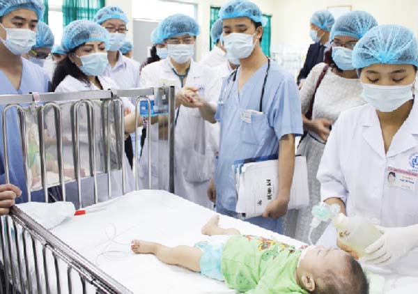 Bộ trưởng Bộ Y tế Nguyễn Thị Kim Tiến trong chuyến thị sát tình hình dịch bệnh sởi tại BV Nhi TƯ vừa qua.