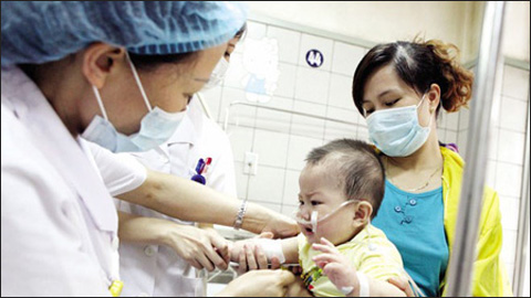 trách nhiệm về dịch sởi lần này không thể chỉ nói đến ngành y. Thật là đau xót khi những thầy thuốc phòng dịch không có điều kiện làm phòng mạch, chấp nhận cuộc sống túng bấn để quần quật làm việc, kêu gọi… Không ai nghe họ, rồi bây giờ đổ mọi tội lỗi lên đầu họ. Ảnh minh họa.