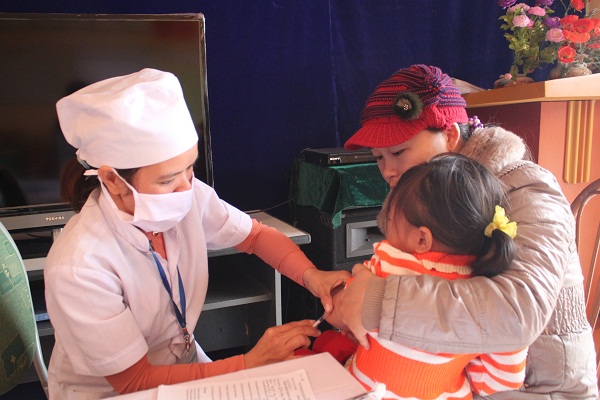 Tiêm vắc xin Sởi-Rubella tại Bát Xát, Lào Cai.