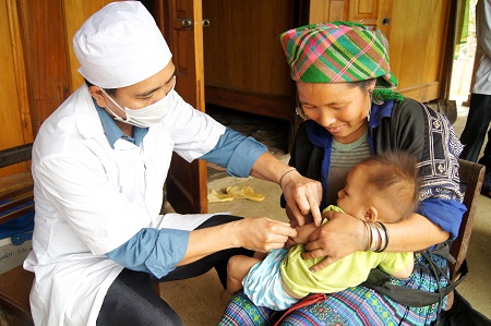 Khám trước khi tiêm vắc-xin sởi - Rubella cho trẻ ở Lào Cai.