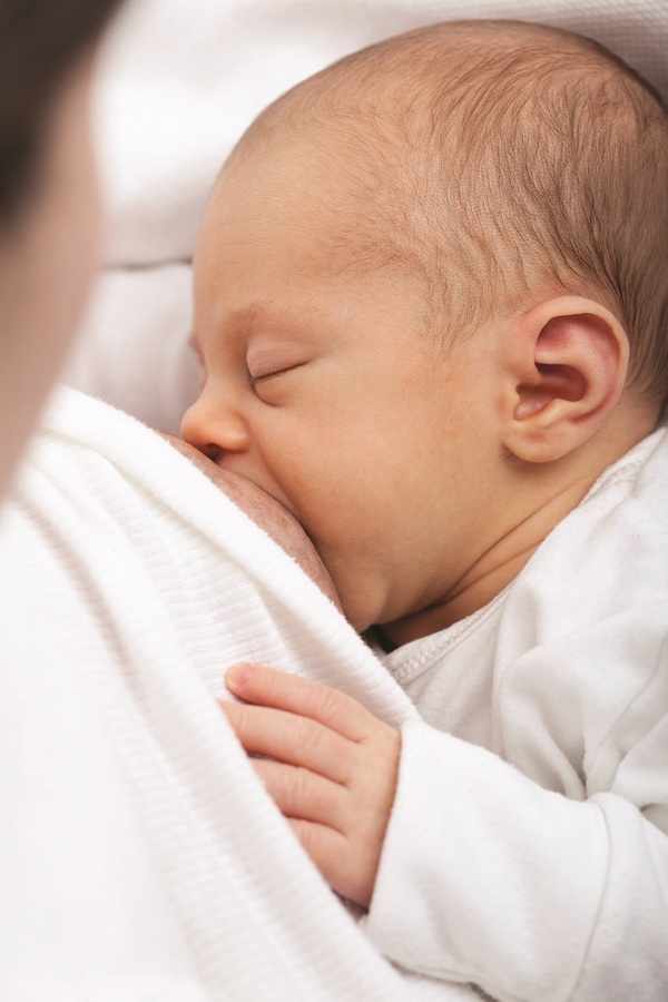 Sữa mẹ có đầy đủ các dưỡng chất giúp trẻ nhanh phục hồi khi bị tiêu chảy
