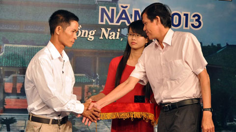 Tài xế Hồ Kim Hậu được vinh danh là công dân tiêu biểu tỉnh Đồng Nai năm 2013.