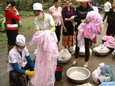 Tẩm màn cho bà con phòng chống bệnh sốt rét.