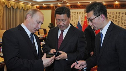 Theo kênh RT của Nga, chiếc điện thoại được ông Putin tặng cho ông Tập là điện thoại thông minh do Nga sản xuất mang thương hiệu YotaPhone 2. Theo kênh RT của Nga, chiếc điện thoại được ông Putin tặng cho ông Tập là điện thoại thông minh do Nga sản xuất mang thương hiệu YotaPhone 2.