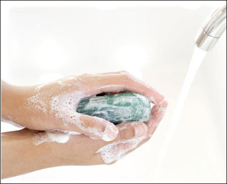 Thường xuyên rửa tay bằng xà phòng để tránh nhiễm giun và nhiều bệnh khác.