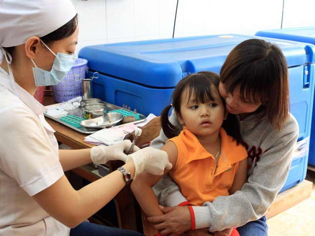 Tiêm vaccin sởi - Rubella cho trẻ.