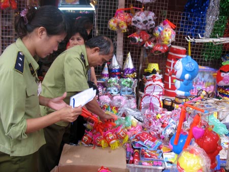 Kiểm tra hàm lượng chì từ đồ chơi Trung Quốc. Ảnh minh họa: Người đưa tin.