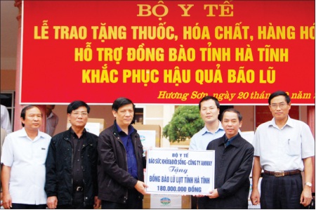 Thứ trưởng Bộ Y tế Nguyễn Thanh Long thay mặt Bộ Y tế ủng hộ đồng bào lũ lụt tỉnh Hà Tĩnh. Ảnh: T. Lâm