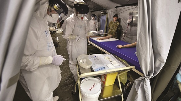 Tập huấn sử dụng trang phục chống Ebola