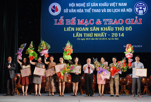 Các nghệ sĩ tham gia Liên hoan sân khấu Thủ đô 2014 trong buổi Lễ tổng kết và trao giải.