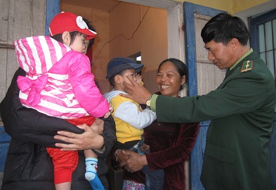 Y sĩ Trần Hà Tuyên thăm hỏi sức khỏe cho bà con.