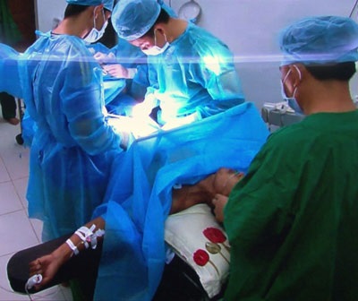 Tiến hành phẫu thuật cho một ngư dân qua hệ thống Telemedicine.
