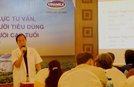 TS.BS chuyên gia dinh dưỡng Nguyễn Hữu Toản tư vấn cho NTD vấn đề “Sữa chua và những lợi ích về sức khỏe của sữa chua”.