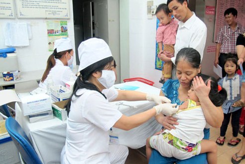 Tiêm phòng vắc-xin sởi cho trẻ