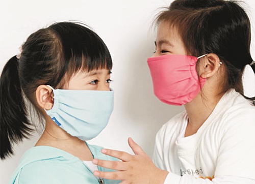 Một trong những cách phòng bệnh viêm hô hấp cấp bằng cách cho trẻ đeo khẩu trang