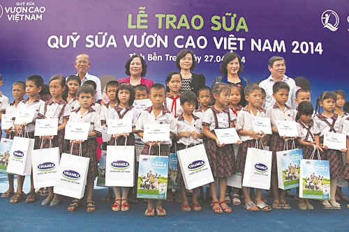 Đại diện Quỹ sữa Vươn Cao Việt Nam trao tặng sữa trực tiếp cho trẻ em nghèo huyện Ba Tri, Bến Tre