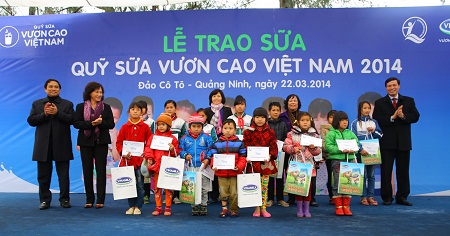 Bà Nguyễn Thị Kim Ngân - Ủy viên Bộ Chính trị, Phó Chủ tịch Quốc hội; bà Phạm Thị Hải Chuyền - Uỷ viên BCH TW Đảng, Bộ trưởng Bộ LĐ - TB - XH; ông Phạm Minh Chính - Ủy viên BCH TW Đảng, Bí thư Tỉnh ủy Quảng Ninh và bà Bùi Thị Hương - Giám đốc Đối ngoại Vinamilk trao tặng sữa cho trẻ em nghèo tại huyện đảo Cô Tô, Quảng Ninh.