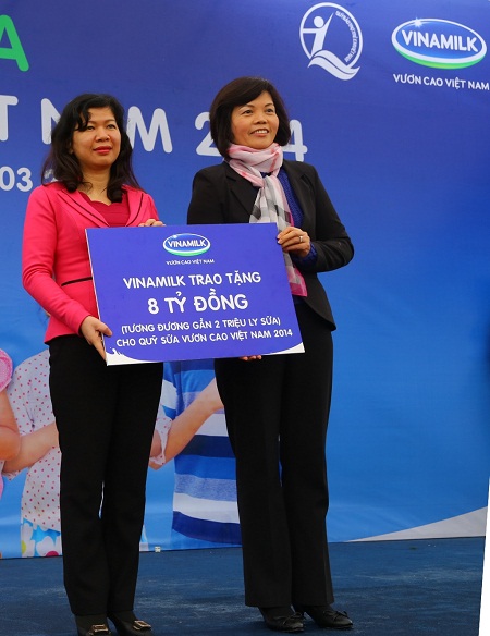 Bà Bùi Thị Hương - Giám đốc Đối ngoại Vinamilk trao Bảng tặng sữa tượng trưng cho Quỹ Bảo trợ Trẻ em Việt Nam. Năm 2014, Vinamilk dành 8 tỷ đồng cho Quỹ sữa “Vươn cao Việt Nam”.
