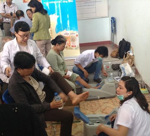 Vinamilk tổ chức đo loãng xương cho người cao tuổi giúp phát hiện và phòng ngừa&nbsp;loãng xương.