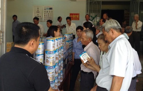 Người cao tuổi rất quan tâm đến các sản phẩm đặc biệt của Vinamilk dành chăm sóc sức khỏe cho mình.