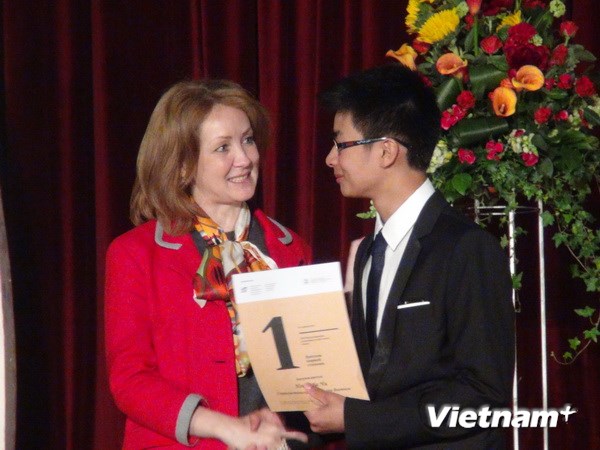 Học sinh Việt Nam nhận giải thưởng. (Ảnh: Duy Trinh/Vietnam )