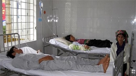Các bệnh nhân bị ngộ độc côn trùng điều trị tại TTYT huyện Than Uyên - Lai Châu.