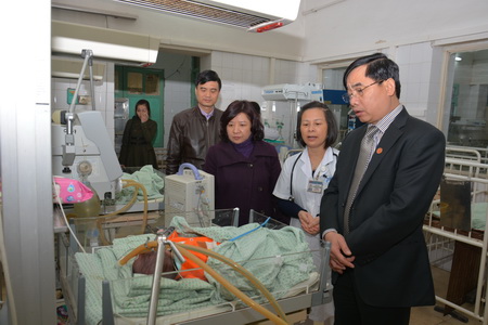 Lãnh đạo Sở Y tế Hà Nội thăm bệnh nhi đang điều trị tại BVĐK Xanh Pôn
Ảnh: Thu Trang