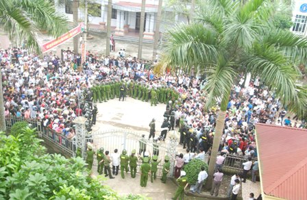 Lực lượng công an và chính quyền địa phương kịp thời có mặt để vận động và giải thích với nhân dân. Ảnh: Tuấn Đức