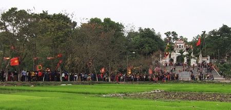 Quang cảnh lễ rước chúa tại đền Thượng dưới chân núi Sái sang đón Vua tại đền Sái để rước về đình làng