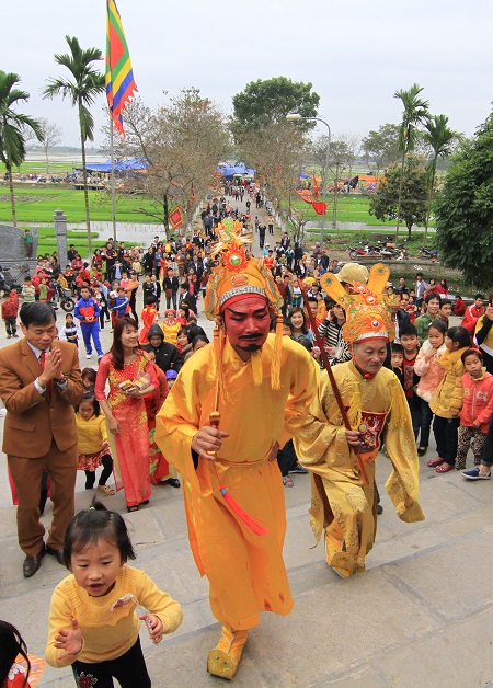 Vai “Vua” là cụ Ngô Vĩnh Ấp (73 tuổi, thôn Thụy Lội- Một trong những bô lão có uy tín trong làng, đầy đủ con cháu nội ngoại, gia đình đầm ấm, hạnh phúc, hòa thuận với làng xóm vinh hạnh nhận vai An Dương Vương) cùng vai “Chúa” là cụ Lê Duy Bút (69 tuổi, thôn Thụy Lôi, Thụy Lâm) vào đền Thượng làm lễ